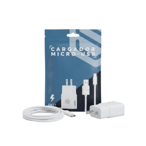 Pack de cargador micro-USB con cable y adaptador de pared, color blanco, sobre fondo azul con del contenido.